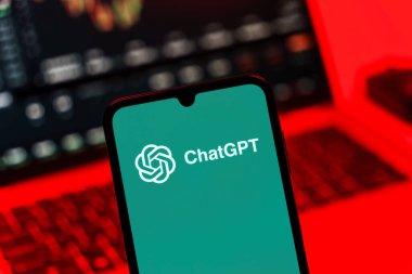 Prag, Çek Cumhuriyeti - 10 21 2024: ChatGPT logosunu gösteren akıllı telefon.