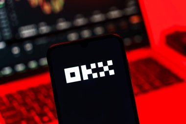 Prag, Çek Cumhuriyeti - 10 21 2024: Yüzeyde OKX logosu gösteren akıllı telefon.
