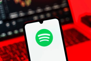 Prag, Çek Cumhuriyeti - 10 21 2024: Spotify logosunu gösteren akıllı telefon.