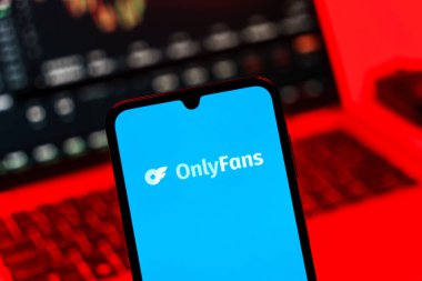 Prag, Çek Cumhuriyeti - 10 21 2024: Yüzeyde Onlyfan logosunu gösteren akıllı telefon.
