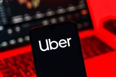 Prag, Çek Cumhuriyeti - 10 21 2024: Uber logosunu gösteren akıllı telefon.