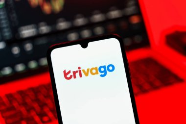 Prag, Çek Cumhuriyeti - 10 21 2024: Trivago logosunu gösteren akıllı telefon.