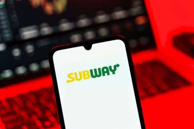 Prag, Çek Cumhuriyeti - 10 21 2024: Subway logosunu gösteren akıllı telefon.