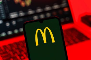 Prag, Çek Cumhuriyeti - 10 21 2024: Yüzeyde McDonalds logosunu gösteren akıllı telefon.