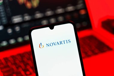 Prag, Çek Cumhuriyeti - 10 21 2024: Novartis logosunu gösteren akıllı telefon.