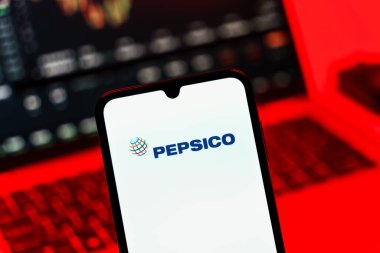 Prag, Çek Cumhuriyeti - 10 21 2024: Pepsico logosunu gösteren akıllı telefon.