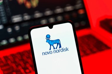 Prag, Çek Cumhuriyeti - 10 21 2024: Novo Nordisk logosunu gösteren akıllı telefon.