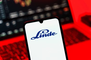 Prag, Çek Cumhuriyeti - 10 21 2024: Linde logosunu gösteren akıllı telefon.