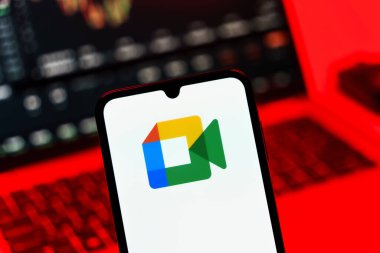 Prag, Çek Cumhuriyeti - 10 21 2024: Google Meet logosunu gösteren akıllı telefon.