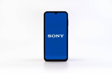 Prag, Çek Cumhuriyeti - 10 21 2024: Sony logosunu gösteren akıllı telefon.