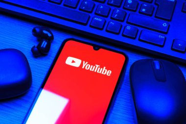 Prag, Çek Cumhuriyeti - 10 21 2024: Youtube logosunu gösteren akıllı telefon.