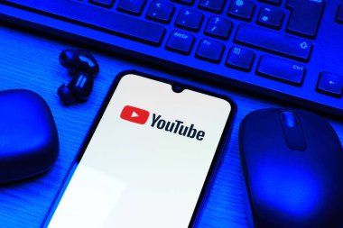 Prag, Çek Cumhuriyeti - 10 21 2024: Youtube logosunu gösteren akıllı telefon.