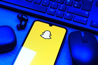 Prag, Çek Cumhuriyeti - 10 21 2024: Snapchat logosunu gösteren akıllı telefon.