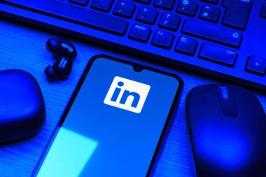 Prag, Çek Cumhuriyeti - 10 21 2024: Yüzeyde LinkedIn logosunu gösteren akıllı telefon.