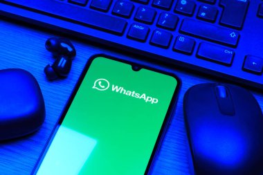 Prag, Çek Cumhuriyeti - 10 21 2024: Yüzeyde WhatsApp logosunu gösteren akıllı telefon.