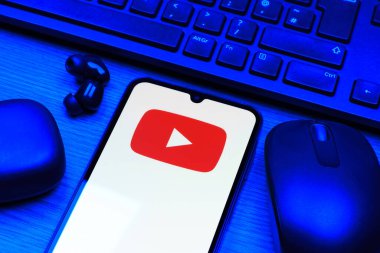 Prag, Çek Cumhuriyeti - 10 21 2024: Youtube logosunu gösteren akıllı telefon.