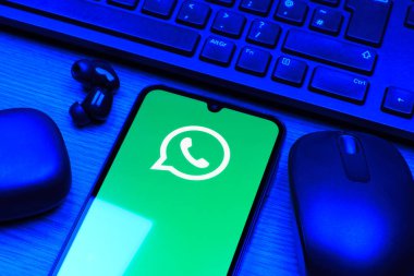 Prag, Çek Cumhuriyeti - 10 21 2024: Yüzeyde WhatsApp logosunu gösteren akıllı telefon.