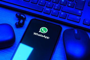 Prag, Çek Cumhuriyeti - 10 21 2024: Yüzeyde WhatsApp logosunu gösteren akıllı telefon.
