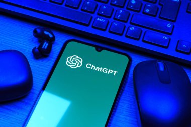 Prag, Çek Cumhuriyeti - 10 21 2024: ChatGPT logosunu gösteren akıllı telefon.