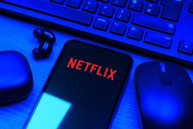 Prag, Çek Cumhuriyeti - 10 21 2024: Netflix logosunu gösteren akıllı telefon.