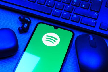 Prag, Çek Cumhuriyeti - 10 21 2024: Spotify logosunu gösteren akıllı telefon.
