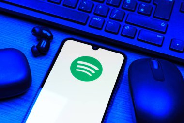 Prag, Çek Cumhuriyeti - 10 21 2024: Spotify logosunu gösteren akıllı telefon.