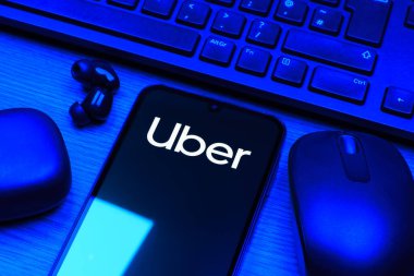 Prag, Çek Cumhuriyeti - 10 21 2024: Uber logosunu gösteren akıllı telefon.