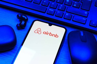 Prag, Çek Cumhuriyeti - 10 21 2024: Airbnb logosunu gösteren akıllı telefon.