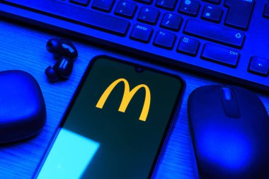 Prag, Çek Cumhuriyeti - 10 21 2024: Yüzeyde McDonalds logosunu gösteren akıllı telefon.