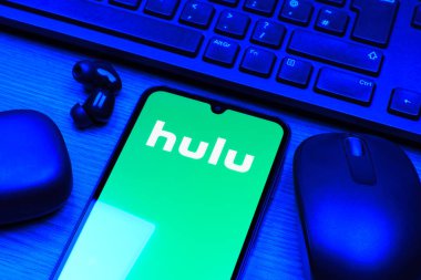 Prag, Çek Cumhuriyeti - 10 21 2024: Yüzeyde Hulu logosunu gösteren akıllı telefon.