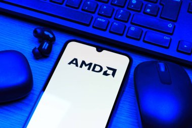 Prag, Çek Cumhuriyeti - 10 21 2024: Yüzeyde AMD logosu gösteren akıllı telefon.