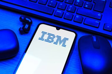Prag, Çek Cumhuriyeti - 10 21 2024: IBM logosunu gösteren akıllı telefon.