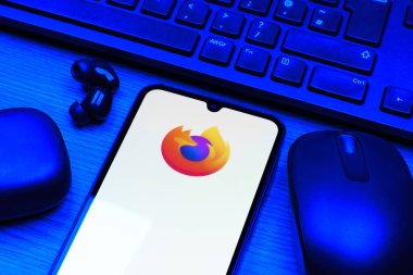 Prag, Çek Cumhuriyeti - 10 21 2024: Firefox logosunu gösteren akıllı telefon.