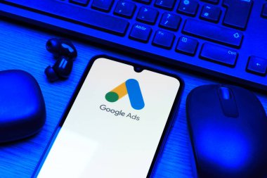 Prag, Çek Cumhuriyeti - 10 21 2024: Google Ağ logosunu gösteren akıllı telefon.