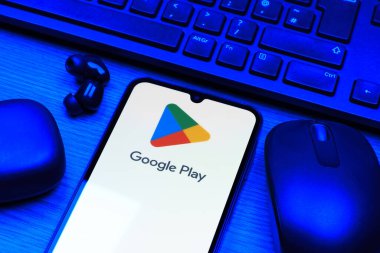 Prag, Çek Cumhuriyeti - 10 21 2024: Google Play logosunu gösteren akıllı telefon.