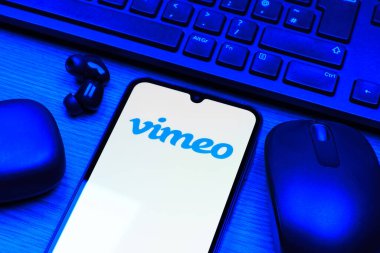Prag, Çek Cumhuriyeti - 10 21 2024: Vimeo logosunu gösteren akıllı telefon.
