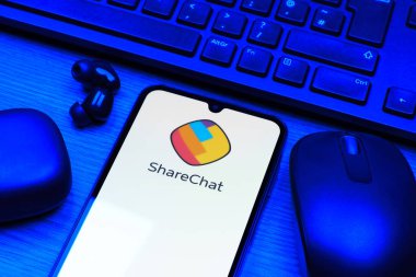 Prag, Çek Cumhuriyeti - 10 21 2024: ShareChat logosunu gösteren akıllı telefon.