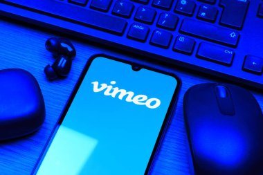 Prag, Çek Cumhuriyeti - 10 21 2024: Vimeo logosunu gösteren akıllı telefon.