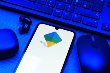Prag, Çek Cumhuriyeti - 10 21 2024: Google Family Link logosunu gösteren akıllı telefon.