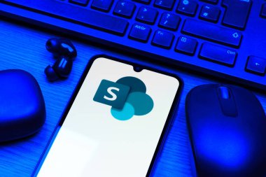 Prag, Çek Cumhuriyeti - 10 21 2024: Microsoft Sharepoint logosunu gösteren akıllı telefon.