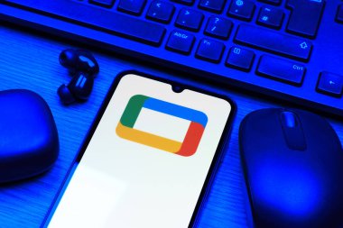 Prag, Çek Cumhuriyeti - 10 21 2024: Google TV logosunu gösteren akıllı telefon.