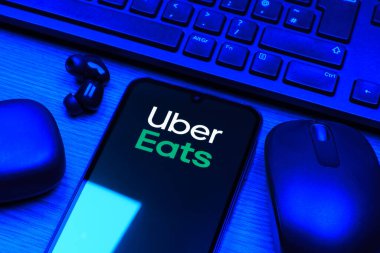 Prag, Çek Cumhuriyeti - 10 21 2024: Uber Eats logosunu gösteren akıllı telefon.