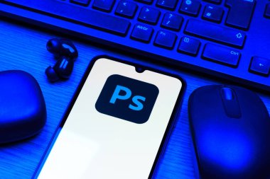 Prag, Çek Cumhuriyeti - 10 21 2024: Yüzeyde Photoshop logosu gösteren akıllı telefon.