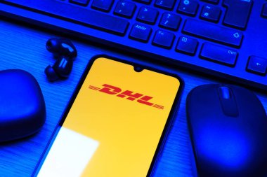 Prag, Çek Cumhuriyeti - 10 21 2024: DHL logosunu gösteren akıllı telefon.