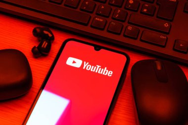 Prag, Çek Cumhuriyeti - 10 21 2024: Youtube logosunu gösteren akıllı telefon.