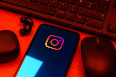 Prag, Çek Cumhuriyeti - 10 21 2024: Instagram logosu gösteren akıllı telefon.