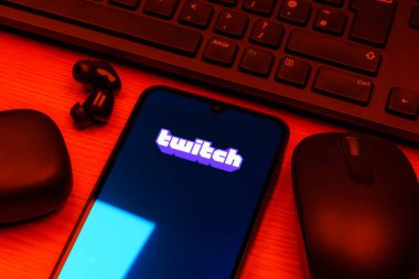 Prag, Çek Cumhuriyeti - 10 21 2024: Twitch logosunu gösteren akıllı telefon.