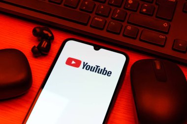 Prag, Çek Cumhuriyeti - 10 21 2024: Youtube logosunu gösteren akıllı telefon.