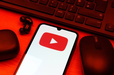 Prag, Çek Cumhuriyeti - 10 21 2024: Youtube logosunu gösteren akıllı telefon.