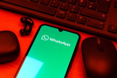 Prag, Çek Cumhuriyeti - 10 21 2024: Yüzeyde WhatsApp logosunu gösteren akıllı telefon.